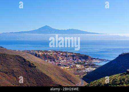 Spanien, Provinz Santa Cruz de Tenerife, San Sebastian de La Gomera, Küstenstadt mit Teneriffa im Hintergrund Stockfoto
