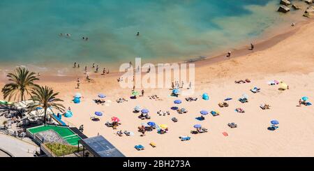 Portugal, Madeira, Calheta, Hochwinkel Blick auf Menschen entspannen am Sandstrand im Sommer Stockfoto