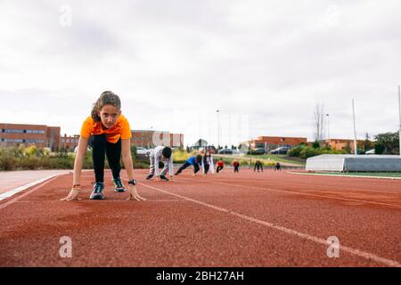 Kinder in Startposition, Vorbereitung auf ein Rennen Stockfoto