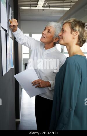Zwei Geschäftsfrauen, die Zusammenarbeit im Büro Stockfoto