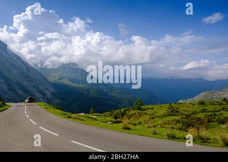 Frankreich, Hautes-Pyrenäen, leere Autobahn im Col dAubisque Pass Stockfoto