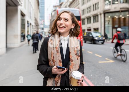 Porträt einer glücklichen Frau in der Stadt, London, Großbritannien Stockfoto