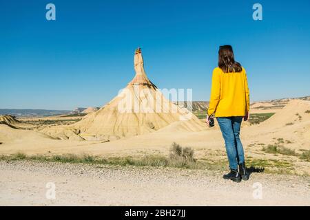 Frau in desertischen Landschaft von Bardenas Reales, Arguedas, Navarra, Spanien Stockfoto