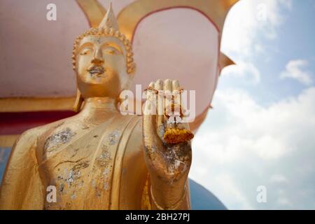 Buddha Statue mit Charme, Krabi, Thailand Stockfoto