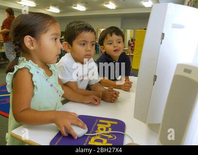 San Benito Texas USA, 2. Oktober 2002: Kinder aus einkommensschwachen Familien aus dem gesamten Rio Grande Valley von Texas besuchen die Klasse in der La Gallina Head Start Facility nördlich von Brownsville. Tausende von Familien werden in den Bezirken Cameron und Willacy mit 38 Schulen für drei- und vierjährige Schüler im Rahmen des Head Start-Programms, das von Präsident Lyndon Johnson in den 1960er Jahren ins Leben gerufen wurde, betreut. ©Bob Daemmrich Stockfoto