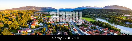 Antenne des alten bayerischen Stadt Bad Tölz in Bayern. ISar läuft durch die Stadt. Alpen Berge im Rücken. Sonnenuntergang Stockfoto