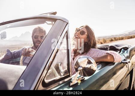 Glückliches Paar in Cabrio auf einer Reise Stockfoto