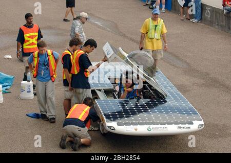 College Station, Texas, USA, 15. Juli 2005. Qualifikationsrennen für experimentelle Solarautos, die von College-Teams aus den USA und Kanada gebaut wurden, nannten die North American Solar Challenge 2005. Das Rennen ist ein 2.500-Meilen-Rennen, das von Austin, Texas, USA, nach Calgary, Alberta, Kanada, mit 21 Teams beginnt. ©Bob Daemmrich Stockfoto