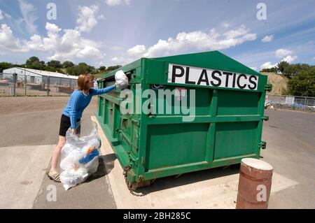 Medicine hat, Alberta, Kanada, 27. Juli 2005: Recycling-Zentrum in Medicine hat, auch bekannt als The Gas City. Die Stadt Medicine hat, die als sonnigste Stadt Kanadas bekannt ist, hat rund 65.000 Einwohner und liegt auf der Prärie etwa 186 Meilen südöstlich von Calgary. ©Bob Daemmrich Stockfoto