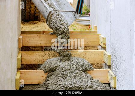 Ausgießtreppe im Wohnhausgebäude Betonierstufen mit Schalung Stockfoto