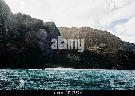 Blick auf Berge und Meer im Nā Pali Coast State Wilderness Park, Kauai, Hawaii, USA Stockfoto