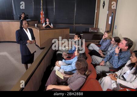 Austin, Texas USA: Afroamerikanische Anwältin spricht im Zivilspilt vor der Jury. ©Bob Daemmrich Stockfoto