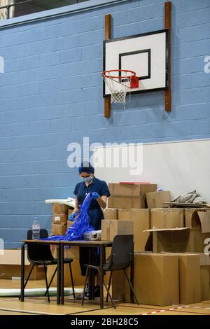 Eine freiwillige Initiative zur Herstellung von PSA, die während der Coronavirus-Pandemie in einer Schulsporthalle in Bath, Somerset, eingerichtet wurde. Stockfoto