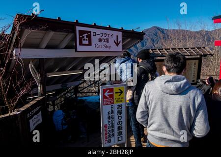 Viele Touristen aus vielen Ländern warten auf Seilbahn Gondel am Mount Panoramic Ropeway, um die Sehenswürdigkeiten zu besuchen, um Mt.Fuji zu sehen. Kawaguchiko, Tok Stockfoto