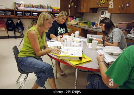 Mabank Texas USA, 19. August 2006. Erste Schulwoche in der Mabank Central Elementary School, in der die Lehrer der ersten Klasse in der Lehrerlounge mittags ein Teamtreffen abhalten. ©Bob Daemmrich Stockfoto