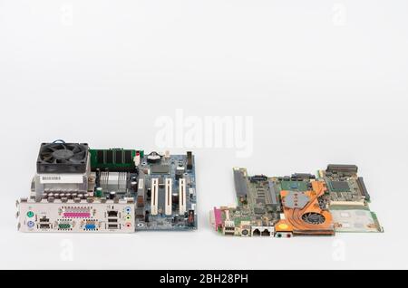 Zwei Motherboards mit Lüftern verglichen, eines vom Desktop-PC und eines mit orangefarbenem Lüfter vom Laptop Stockfoto