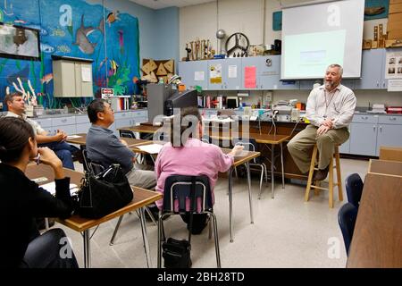 Austin, Texas, USA, 5. September 2007. Die Schulabende an der Kealing Middle School bietet Eltern die Möglichkeit, Lehrer in einem Klassenzimmer zu treffen. ©Bob Daemmrich Stockfoto