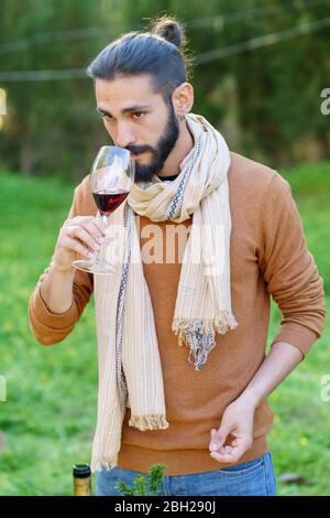 Portrait eines jungen Mannes, der Rotwein auf dem Land verkostet Stockfoto