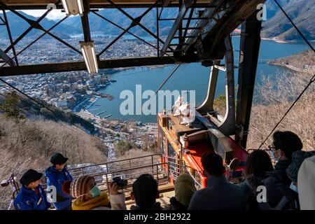 Viele Touristen aus vielen Ländern warten auf Seilbahn Gondel am Mount Panoramic Ropeway, um die Sehenswürdigkeiten zu besuchen, um Mt.Fuji zu sehen. Kawaguchiko, Tok Stockfoto