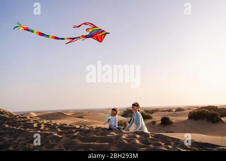 Mutter und Tochter fliegen Drachen in Sanddünen, Gran Canaria, Spanien Stockfoto