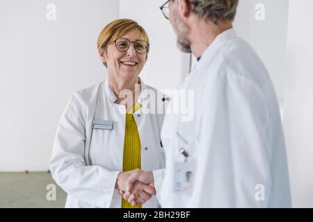 Zwei lächelnde Ärzte schüttelten die Hände Stockfoto