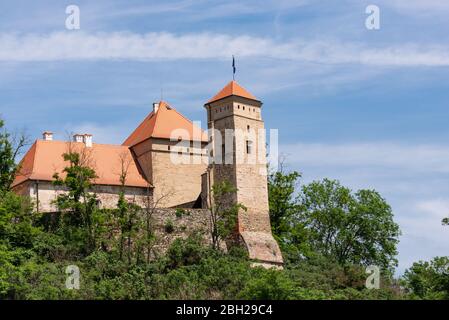 Die Burg Veveri befindet sich in der Tschechischen Republik. Festungsmauern und Türme auf dem Hügel. Stockfoto