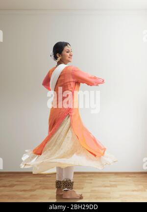 Schöne Kathak Tänzerin kreist zu Hause. Stockfoto