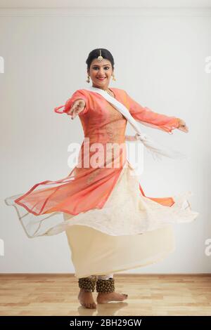 Schöne Kathak Tänzerin kreist zu Hause. Stockfoto