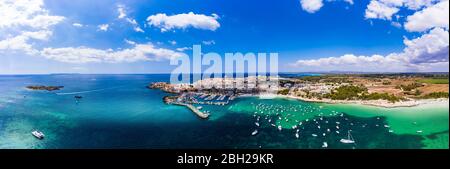 Spanien, Balearen, Colonia de Sant Jordi, Luftpanorama des Mittelmeers und Küstenstadt im Sommer Stockfoto