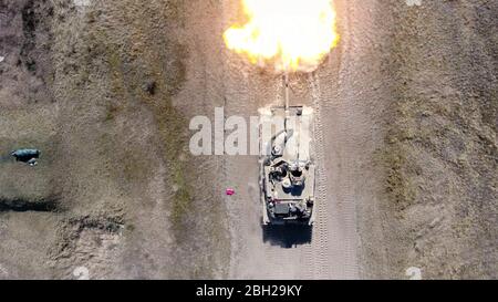 Soldaten der US-Armee mit dem Kampfteam der 2. Panzerbrigade feuern während des Trainings im Konotop-Bereich am 18. April 2020 in Drawsko-Pomorskie Trainingsgebiet, Polen, eine Schale aus einem M1 Abrams Panzerkanon ab. Stockfoto