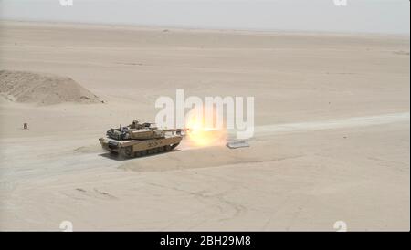 US-Armee Soldaten mit der 30. Panzerbrigade Kampfteam feuern eine Schale aus einem M1A2 Abrams Tank Kanon während des Sprachtrainings im Lager Bühring 22. April 2020 in Kuwait. Stockfoto