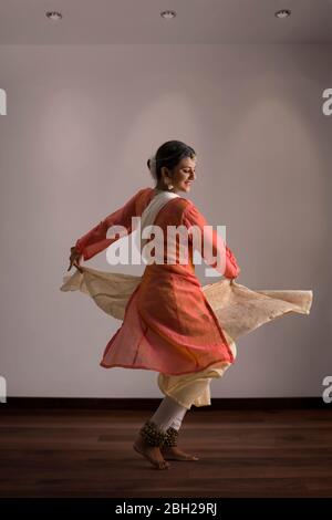 Wunderschöne Kathak Tänzerin kreist zu Hause. Stockfoto