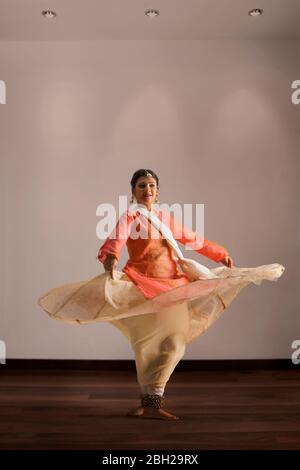 Wunderschöne Kathak Tänzerin kreist und lächelt. Stockfoto