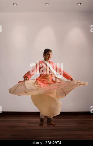 Wunderschöne Kathak Tänzerin kreist und lächelt. Stockfoto