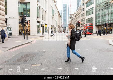 Frau in der Stadt, London, Großbritannien Stockfoto