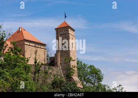 Die Burg Veveri befindet sich in der Tschechischen Republik. Festungsmauern und Türme auf dem Hügel. Stockfoto