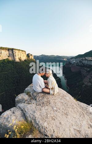 Junges Paar in der Liebe sitzt auf Aussichtspunkt, Sau Reservoir, Katalonien, Spanien Stockfoto