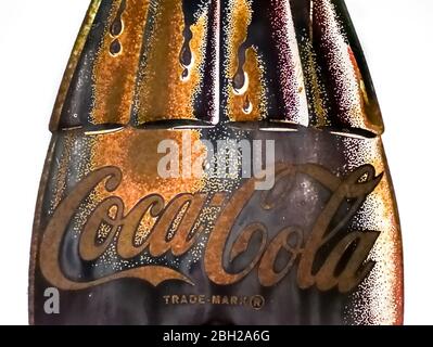 Verrostete Metall-Flasche-förmigen Coco Cola-Zeichen auf weißem Hintergrund Stockfoto