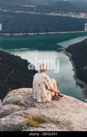 Wanderer auf Aussichtspunkt, Sau Reservoir, Katalonien, Spanien Stockfoto