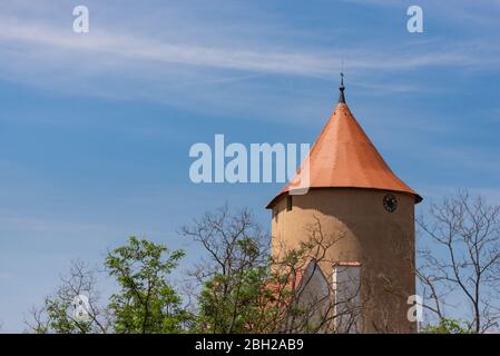 Die Burg Veveri befindet sich in der Tschechischen Republik. Belagerungsturm der Burg, Blick aus der Ferne. Stockfoto