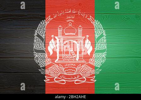 Afghanistan-Flagge auf alten Holzplanke Hintergrund gemalt. Gebürstete natürliche geknotete Holzbrett Textur. Holzstruktur Hintergrundfahne von Afghanistan. Stockfoto