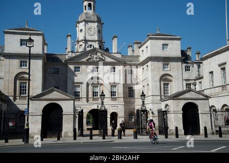 London April 2020 die Covid-19-Pandemie. Horseguards Parade ohne Wachen zu Pferd, bewaffnete Polizei statt. Stockfoto