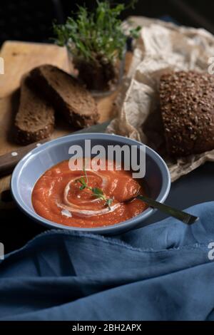 Schüssel mit Kürbis-Karotten-Suppe Stockfoto