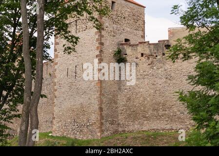 Die Burg Veveri befindet sich in der Tschechischen Republik. Festungsmauern und Türme auf dem Hügel. Blick durch die Bäume. Stockfoto