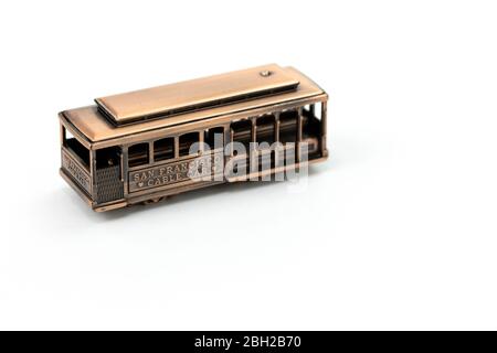 Die gegossenen Spielzeug Kupfer Kabel Auto Symbol san francisco isoliert auf weißem Hintergrund Stockfoto