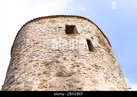 Die Burg Veveri befindet sich in der Tschechischen Republik. Belagerungsturm der Burg, Blick von unten. Stockfoto