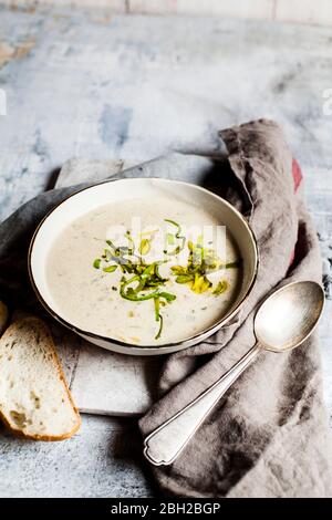 Schüssel mit Käsesuppe mit Paprika, Lauch und Hackfleisch Stockfoto