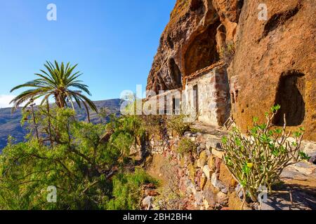 Spanien, Provinz Santa Cruz de Tenerife, San Sebastian de La Gomera, verlassene Häuser am Klippenrand Stockfoto
