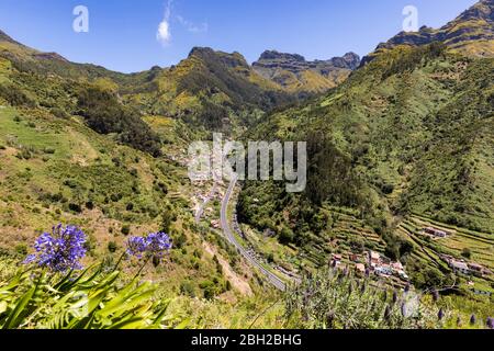 Portugal, Madeira, Serra de Agua, Hochwinklige Ansicht des Dorfes im grünen Bergtal Stockfoto