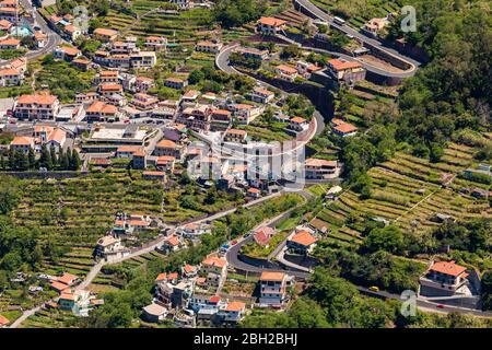 Portugal, Madeira, Curral das Freiras, Blick auf die kurvenreiche Straße, die sich über das Bergdorf erstreckt Stockfoto